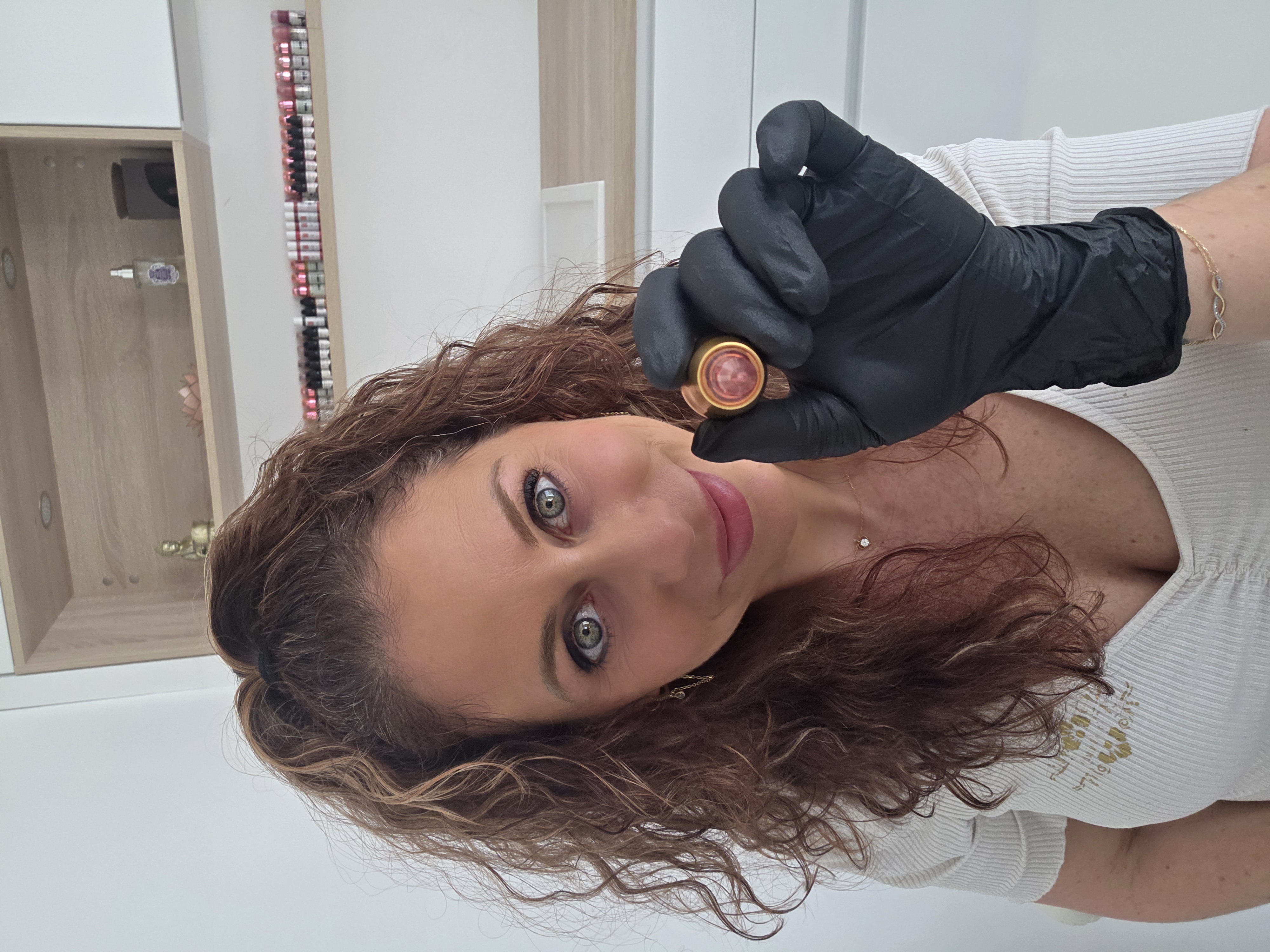 Natacha Slegers présentant un pigment de maquillage permanent
