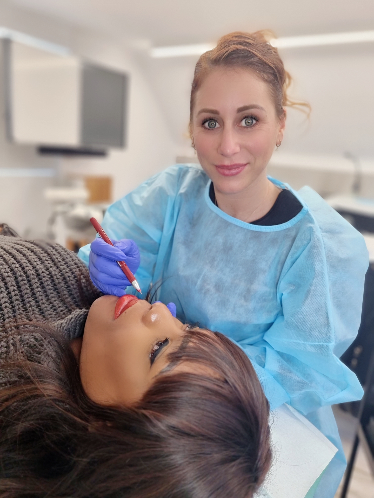 Natacha Slegers réalisant un soin de maquillage permanent