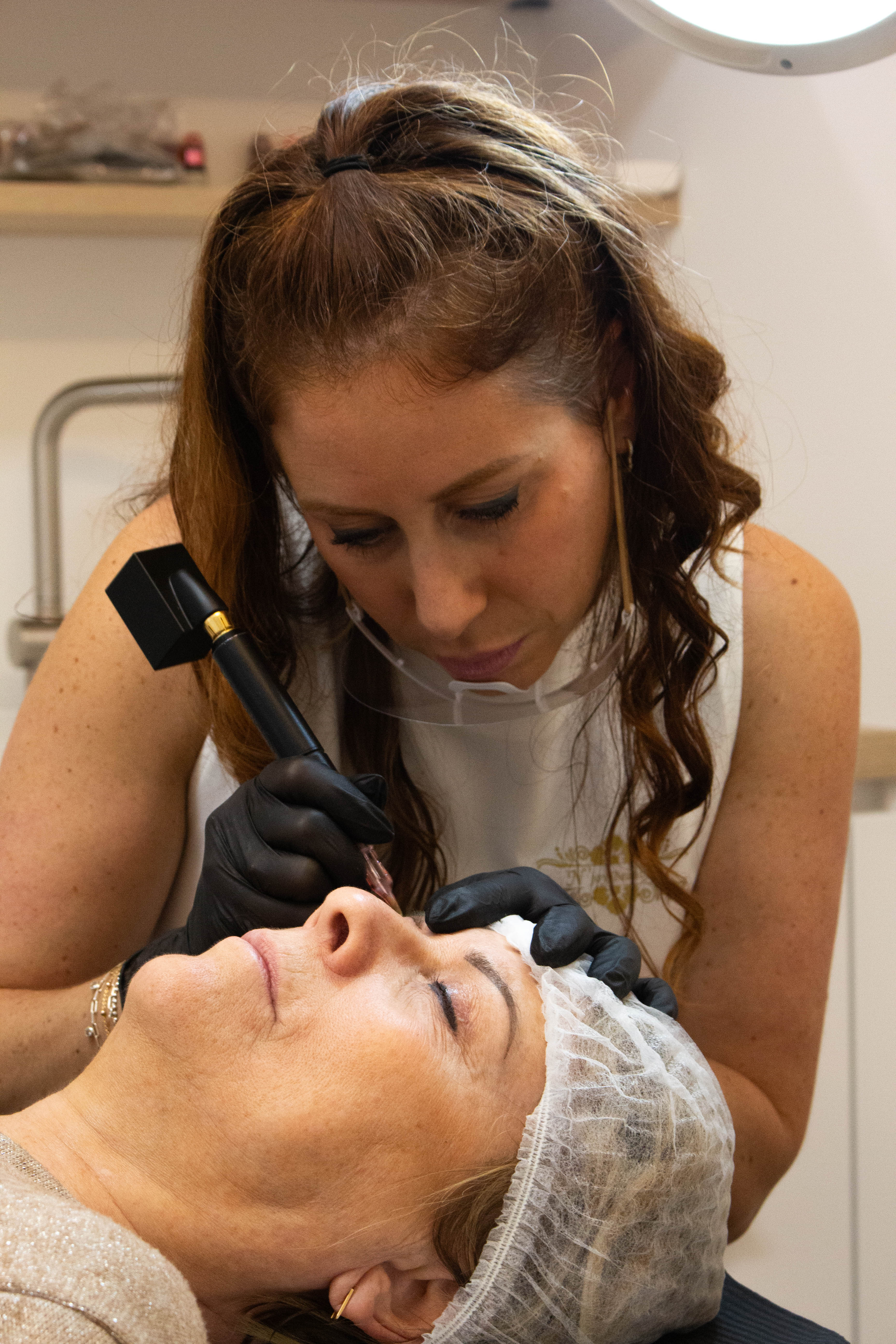 Natacha Slegers réalisant une prestation de maquillage permanent