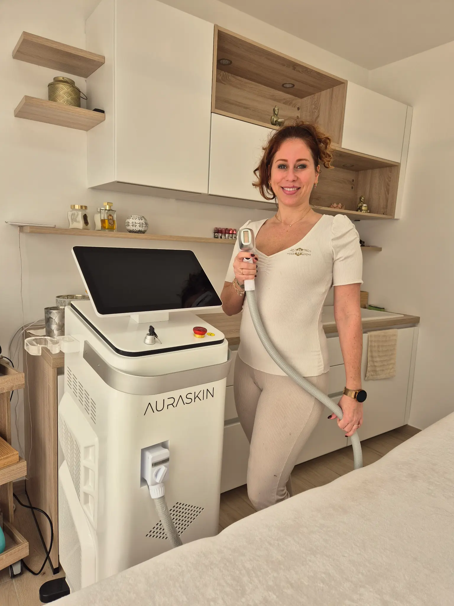 Natacha Slegers avec son appareil de laser diode Auraskin