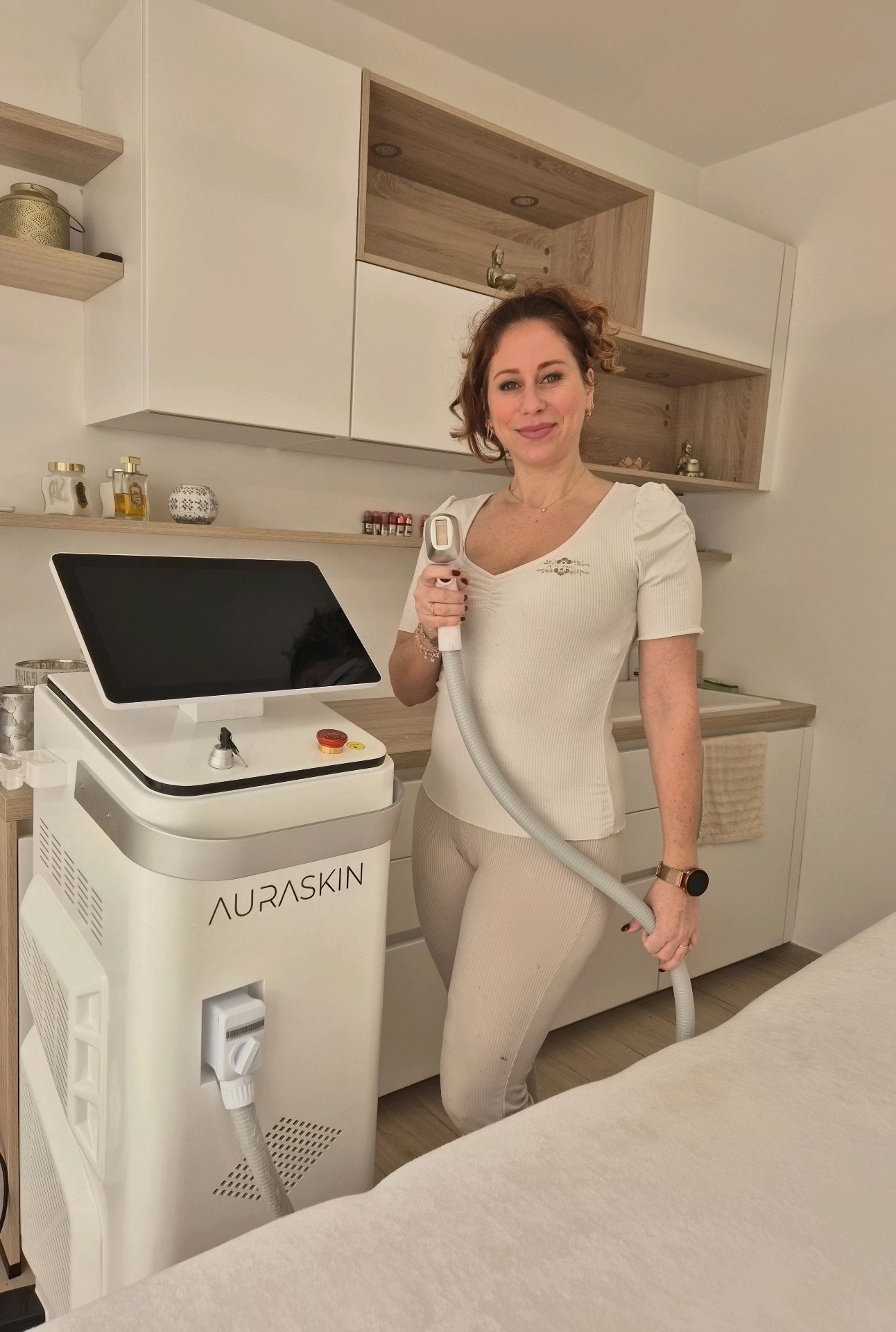 Natacha Slegers avec l’appareil de laser diode
